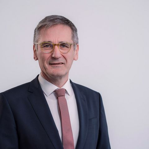 Portrait des Landtagspräsidenten Rheinland-Pfalz,  Hendrik Hering; der Präsident trägt ein dunkelgraues Jacket und eine rot-weiß gemusterte Krawatte