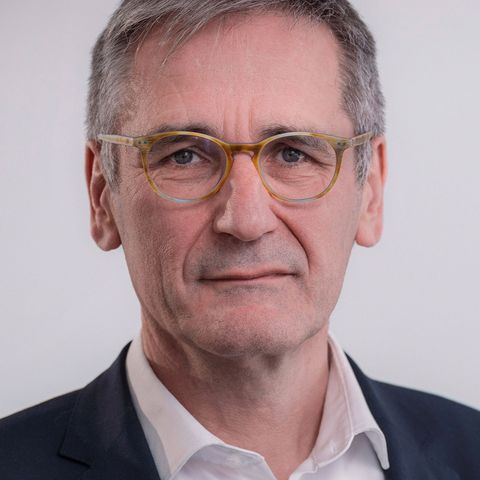Portrait des Landtagspräsidenten Rheinland-Pfalz,  Hendrik Hering; das Bild ist hochkant; der Präsident trägt ein dunkelgraues Jacket