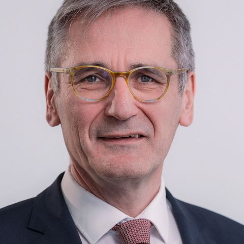 Portrait des Landtagspräsidenten Rheinland-Pfalz,  Hendrik Hering; das Bild ist hochkant; der Präsident trägt ein dunkelgraues Jacket und eine rot-weiß gemusterte Krawatte