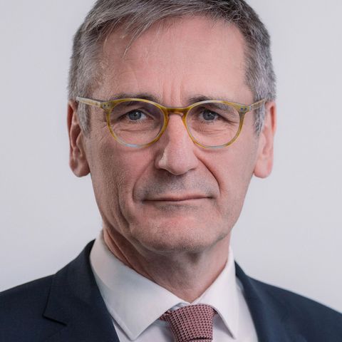 Portrait des Landtagspräsidenten Rheinland-Pfalz,  Hendrik Hering; das Bild ist hochkant; der Präsident trägt ein dunkelgraues Jacket und eine rot-weiß gemusterte Krawatte