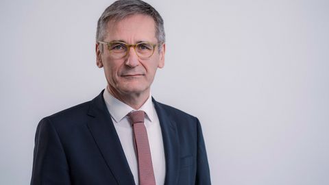 Portrait des Landtagspräsidenten Rheinland-Pfalz,  Hendrik Hering; der Präsident trägt ein dunkelgraues Jacket und eine rot-weiß gemusterte Krawatte