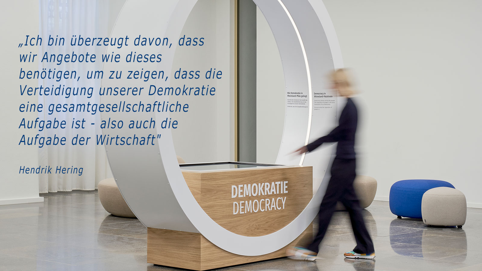 Zitat Hendrik Hering: „Ich bin überzeugt davon, dass wir Angebote wie dieses benötigen, um zu zeigen, dass die Verteidigung unserer Demokratie eine gesamtgesellschaftliche Aufgabe ist - also auch die Aufgabe der Wirtschaft"; Abbildung des Demokratieportals des Landtags Rheinland-Pfalz mit Person