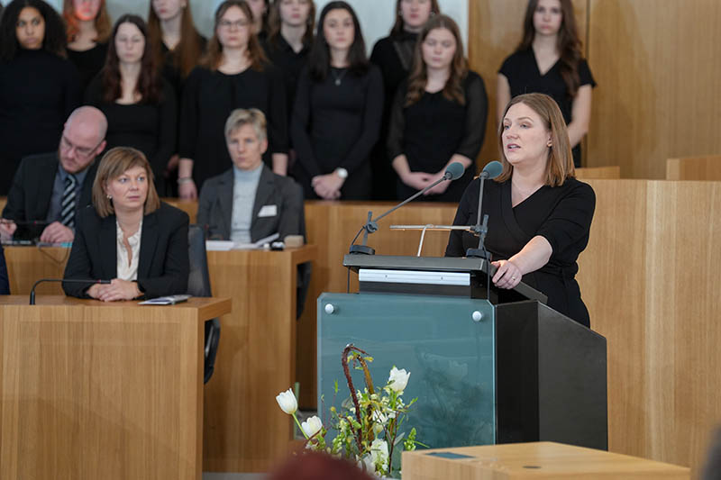 Die stellvertretende Ministerpräsidentin Katharina Binz bei ihrer Rede am Rednerpult im Plenarsaal.