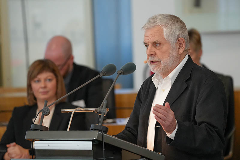 Professor Frank Nonnenmacher bei seiner Rede am Rednerpult im Plenarsaal.