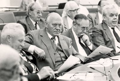 Gründungsversammlung der Vereinigung Ehemaliger Mitglieder des Landtags e.V. (eingetragener Verein); auf de Bild sind einige Gründungsmitglieder während der Sitzung zu sehen