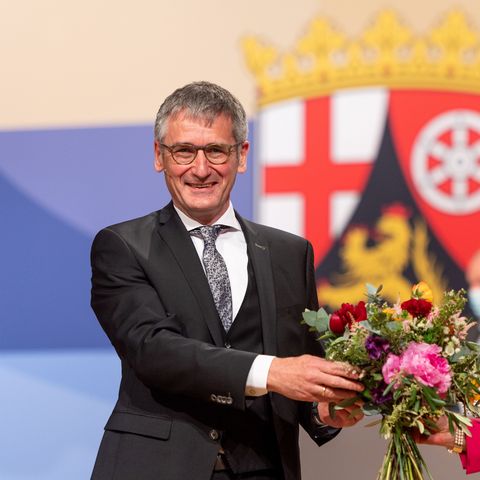 Sie übergeben einander einen Blumenstrauß