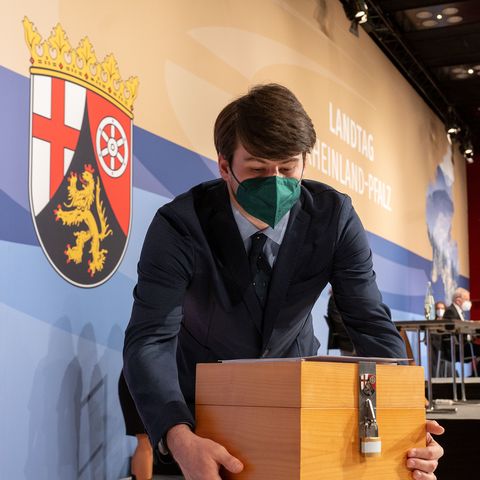Eine verschlossene Holztruhe wird als Wahlurne verwendet