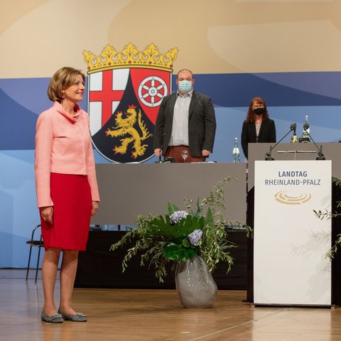 Landtagspräsident Hering steht ihr gegenüber und verliest wichtige Punkt bezüglich der Vereidigung.