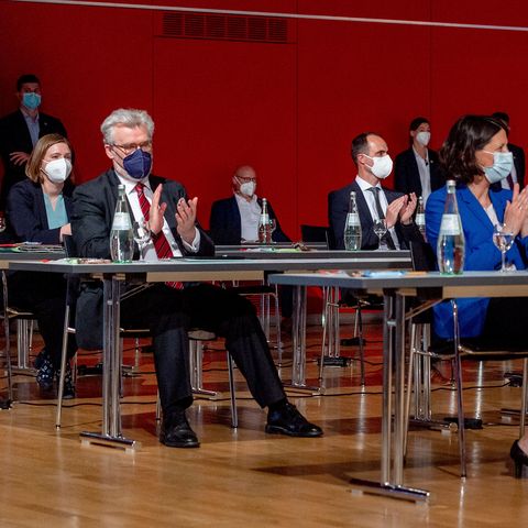 Die Ministerinnen und Minister klatschen Beifall.