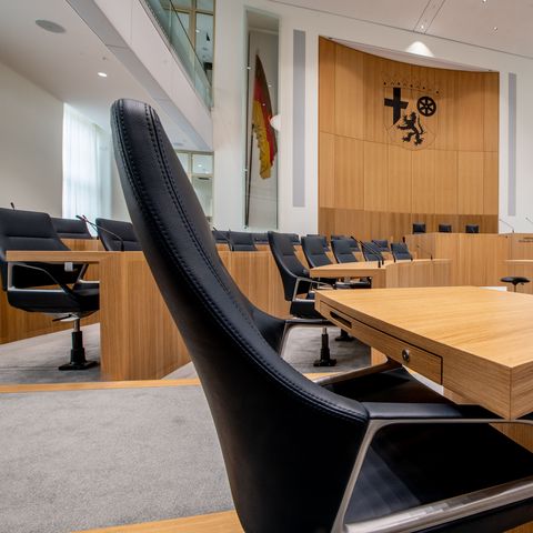 leerer Plenarsaal - Sitz eines Abgeordneten im Fokus