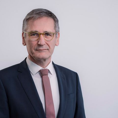 Portrait des Landtagspräsidenten Rheinland-Pfalz,  Hendrik Hering; der Präsident trägt ein dunkelgraues Jacket und eine rot-weiß gemusterte Krawatte