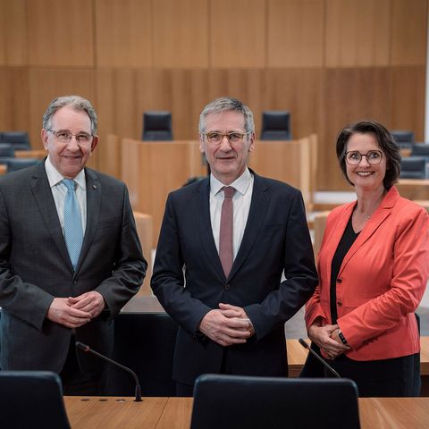 Der Vorstand des Landtags in Nahaufnahme zwischen den Sitzplätzen der Abgeordneten.
