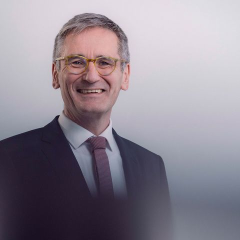 Portrait des Landtagspräsidenten Rheinland-Pfalz,  Hendrik Hering; der Präsident trägt ein dunkelgraues Jacket und eine rot-weiß gemusterte Krawatte; das Bild ist mit Unschärfe-Effekten bearbeitet