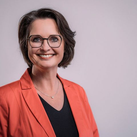 Die Vizepräsidentin des Landtags Rheinland-Pfalz, Kathrin Anklam-Trapp. Das Foto ist ein horizontal ausgerichtetes Portrait mit grauem Hintergrund