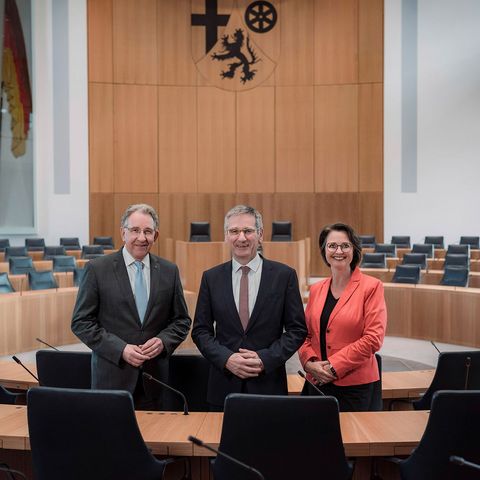 Der Vorstand des Landtags zwischen den Sitzplätzen der Abgeordneten im Plenarsaal des Landtags.