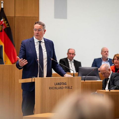 Der Ministerpräsident Alexander Schweitzer steht am Rednerpult.