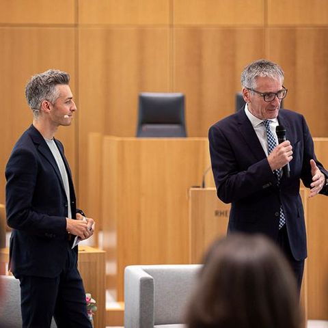 Landtagspräsident Hendrik Hering spricht in das Mikrofon. Marvin Neumann steht neben ihm.