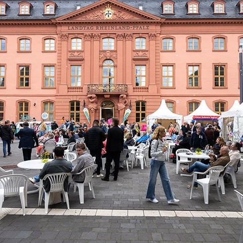 Der Eingang des Deutschhauses ist frontal zu sehen. Davor tummeln sich rege die Gäste des Bürgerfestes.