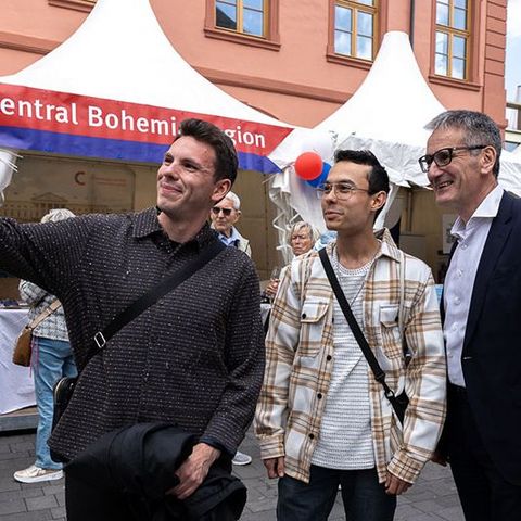 Zwei junge Männer positionieren sich zusammen mit dem Landtagspräsidenten, um ein Selfie aufzunehmen.