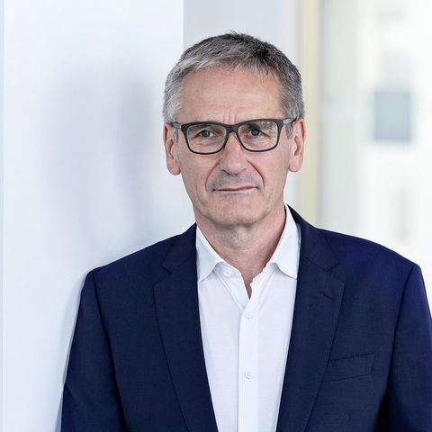 Landtagspräsident Hendrik Hering mit ernstem Gesichtsausdruck. Er steht vor einem Fenster. Das Bild wirkt hell und licht.