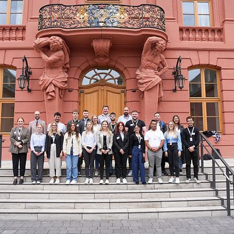 Gruppenbild vor dem Landtagsgebäude