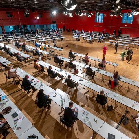 Alle Abgeordnete des Landtags sitzen an ihren Plätzen im Plenarsaal