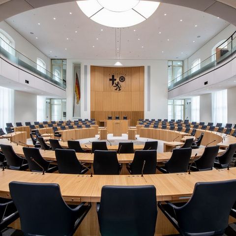 Leerer Plenarsaal im frisch sanierten Deutschhaus