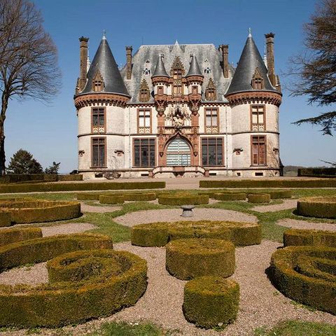 Chateau de Bournel in der Partnerregion Burgund-Franche-Comté; im Vordergrund die Parkanlage des Chateau; herbstliche Stimmung