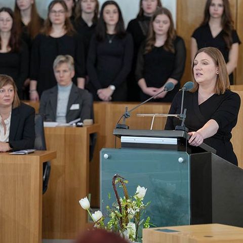 Die stellvertretende Ministerpräsidentin Katharina Binz bei ihrer Rede am Rednerpult im Plenarsaal.