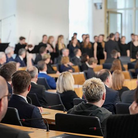 Auf dem Bild sieht man das Publikum im Plenarsaal.