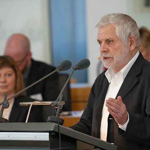 Professor Frank Nonnenmacher bei seiner Rede am Rednerpult im Plenarsaal.