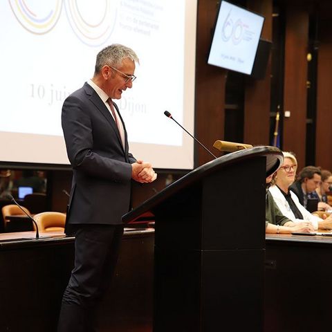 Hendrik Hering hält eine Rede am Rednerpult.