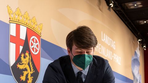 Eine verschlossene Holztruhe wird als Wahlurne verwendet