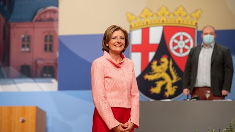 Frau Dreyer im Profil