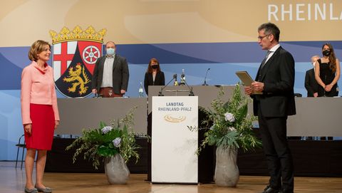 Landtagspräsident Hering steht ihr gegenüber und verliest wichtige Punkt bezüglich der Vereidigung.