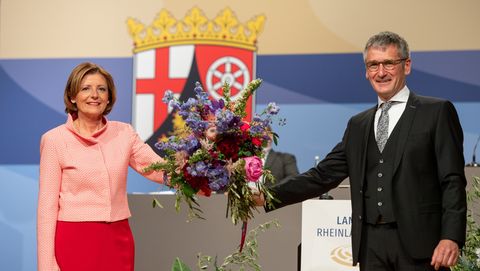 Hendrik Hering übergibt Malu Dreyer einen Blumenstrauß.