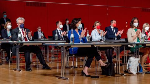 Die Ministerinnen und Minister klatschen Beifall.
