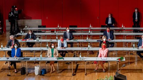 Die Abgeordneten sitzen mit weitem Abstand voneinander entfernt und tragen Hygienemasken (Corona-Regelungen).