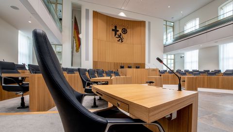 leerer Plenarsaal - Sitz eines Abgeordneten im Fokus