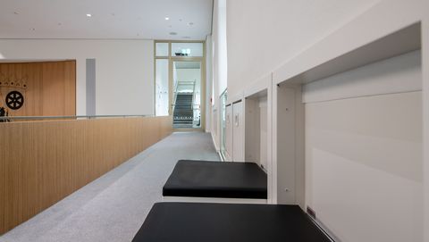 Klappsitze in der letzten Reihe auf dem 2. Rang des Plenarsaals