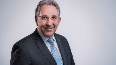 Der Vizepräsident des Landtags Rheinland-Pfalz, Matthias Lammert. Das Foto ist ein horizontal ausgerichtetes Portrait mit grauem Hintergrund