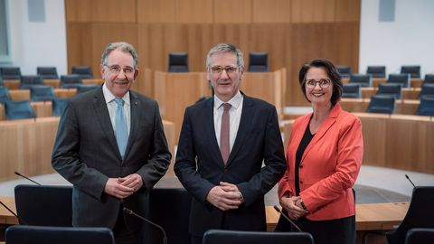 Der Vorstand des Landtags in Nahaufnahme zwischen den Sitzplätzen der Abgeordneten.