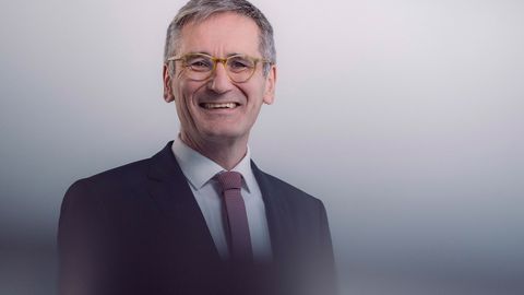 Portrait des Landtagspräsidenten Rheinland-Pfalz,  Hendrik Hering; der Präsident trägt ein dunkelgraues Jacket und eine rot-weiß gemusterte Krawatte; das Bild ist mit Unschärfe-Effekten bearbeitet