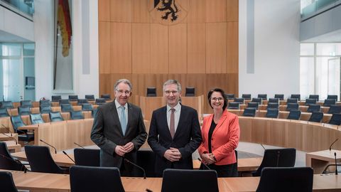 Der Vorstand des Landtags zwischen den Sitzplätzen der Abgeordneten im Plenarsaal des Landtags.