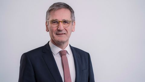 Portrait des Landtagspräsidenten Rheinland-Pfalz,  Hendrik Hering; der Präsident trägt ein dunkelgraues Jacket und eine rot-weiß gemusterte Krawatte