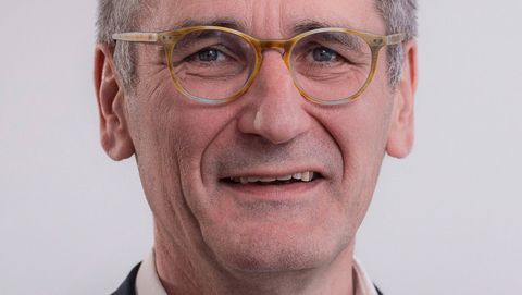 Portrait des Landtagspräsidenten Rheinland-Pfalz,  Hendrik Hering; das Bild ist hochkant; der Präsident trägt ein dunkelgraues Jacket