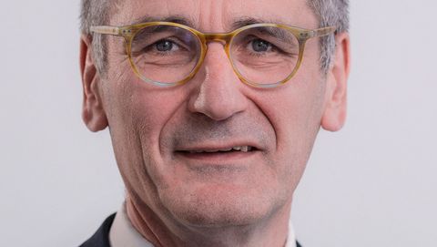 Portrait des Landtagspräsidenten Rheinland-Pfalz,  Hendrik Hering; das Bild ist hochkant; der Präsident trägt ein dunkelgraues Jacket und eine rot-weiß gemusterte Krawatte