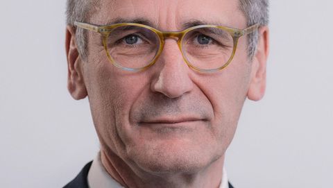 Portrait des Landtagspräsidenten Rheinland-Pfalz,  Hendrik Hering; das Bild ist hochkant; der Präsident trägt ein dunkelgraues Jacket und eine rot-weiß gemusterte Krawatte