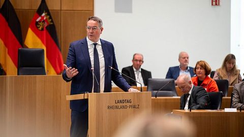 Der Ministerpräsident Alexander Schweitzer steht am Rednerpult.