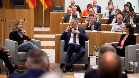 Ministerpräsident Alexander Schweitzer spricht in das Mikrofon. Zu beiden Seiten sitzen Gesprächspartnerinnen der Talk-Runde.